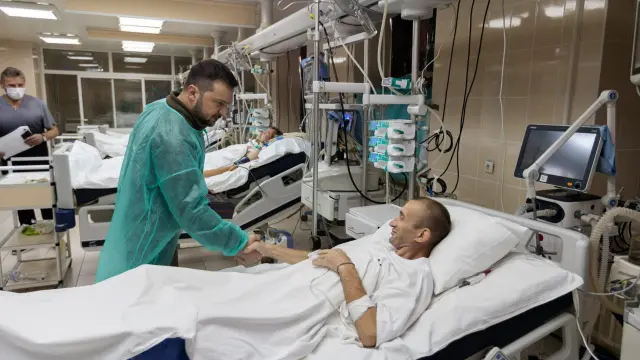 Zelensky visita a un herido en un ataque ruso en un hospital ucraniano, el viernes en Kiev.