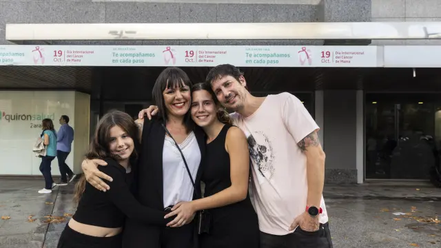Belén Martín, junto a su marido y sus dos hijas.