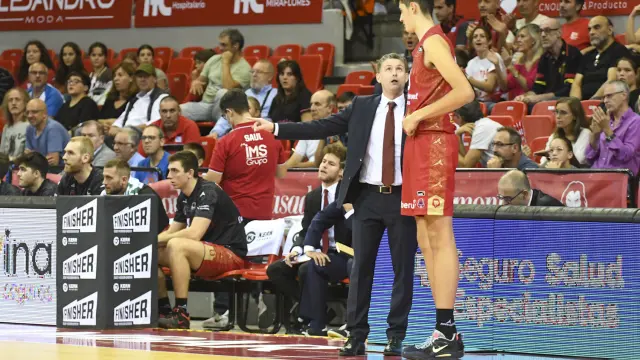 El pívot Aday Mara recibe instrucciones de Martin Schiller, entrenador del Casademont Zaragoza.