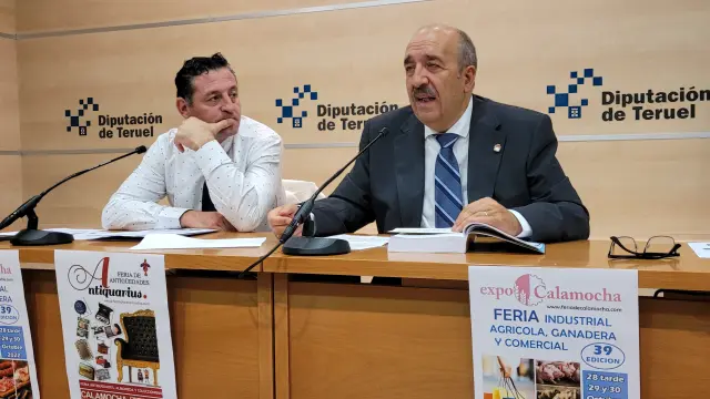 El alcalde de Calamocha, Manuel Rando, a la derecha, con el gerente de la feria, José Ignacio Ibáñez.