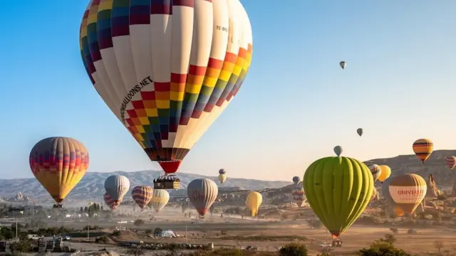 Foto de archivo de globos volando en Capadocia