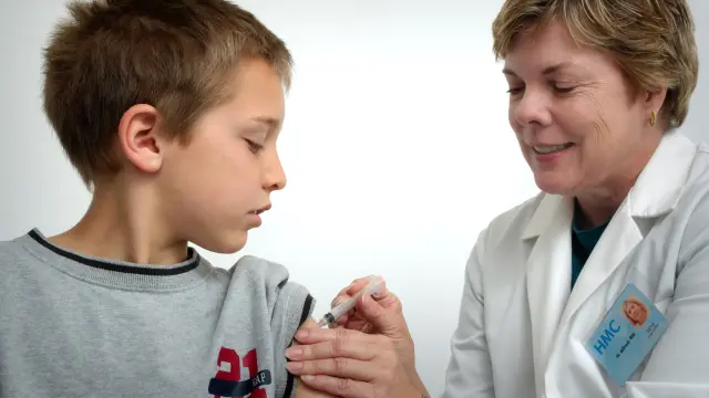 Un niño recibe una vacuna, en una imagen de archivo