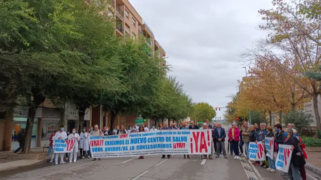 Protesta de usuarios y trabajadores para reclamar la urgente construcción del nuevo centro de salud del Perpetuo Socorro de Huesca.