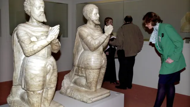 Estatuas funerarias de Garcilaso de la Vega y su hijo en una exposición en la Biblioteca Nacional.
