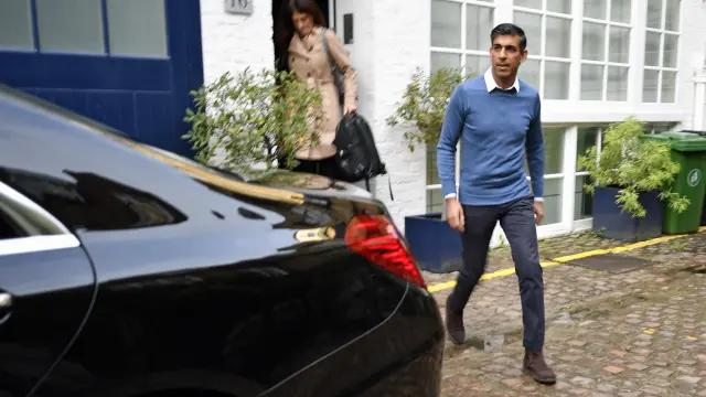 Rishi Sunak, este sábado, saliendo de su casa de Londres.