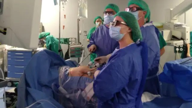 El Servicio de Cirugía del Hospital de Alcañiz cuenta con reconocidos profesionales y es puntero, entre otros, en la reconstrucción mamaria tras un cáncer o en la cirugía laparoscópica (en la imagen).