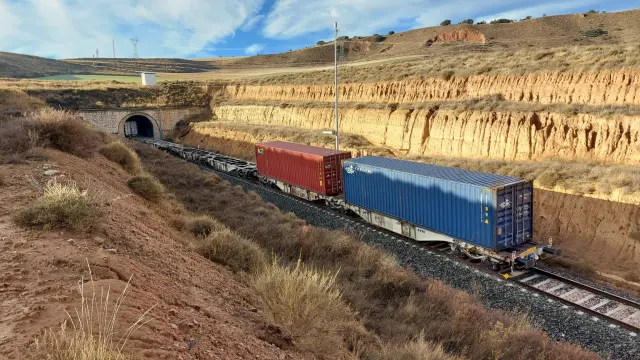 Un tren pasa por un túnel ferroviario en Calamocha.