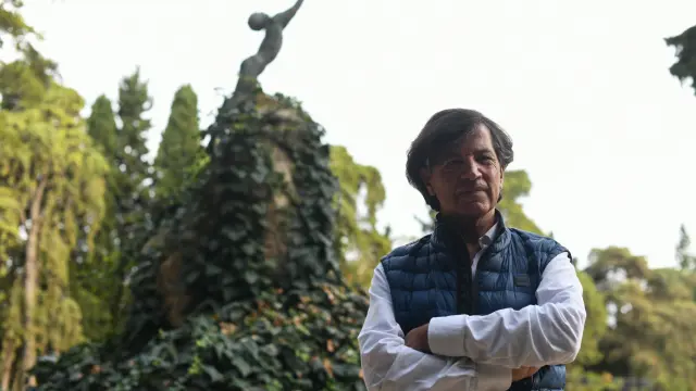 Carlos López Otín, investigador aragonés del cáncer, ante la escultura de Orensanz dedicada al escritor Rubén Darío en el parque José Antonio Labordeta esta mañana.