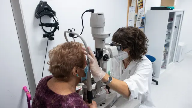 Josefina Moreno, de 90 años, en la Unidad de Glaucoma del Miguel Servet, donde le han operado de los dos ojos.