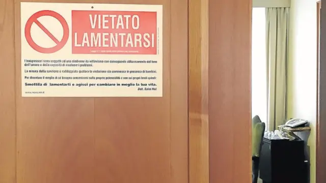 El cartel que prohíbe quejarse a las puertas del despacho papal.