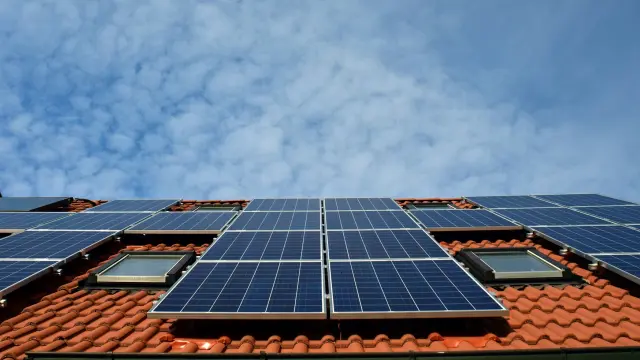 El autoconsumo fotovoltaico espredominante, aunque también existen sistemas eólicos.