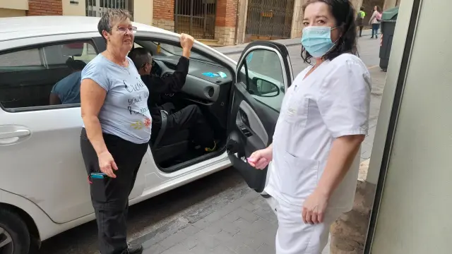 Una vecina de Teruel recogía este jueves con su coche a su esposo, usuario del centro de día de Cruz Roja.
