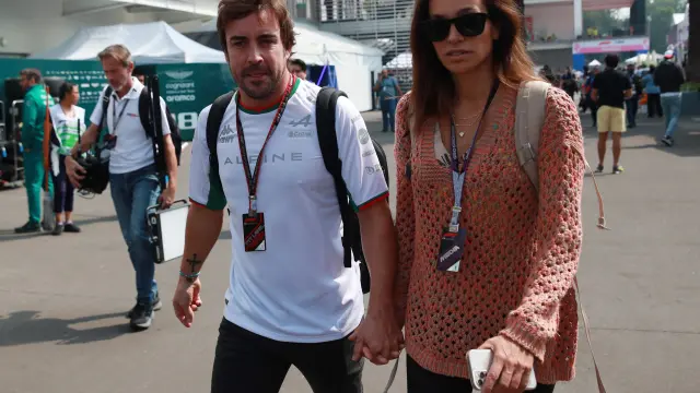 Fernando Alonso esta mañana en México junto a su novia, Linda Morselli.