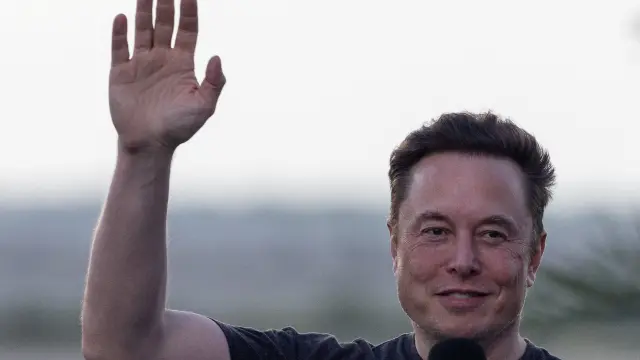 FILE PHOTO: Musk waves during news conference at SpaceX Starbase in Brownsville, Texas