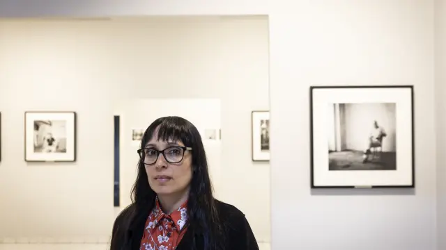 Estela de Castro, este miércoles en la galería Spectrum, ante algunas de las fotografías que expone allí.