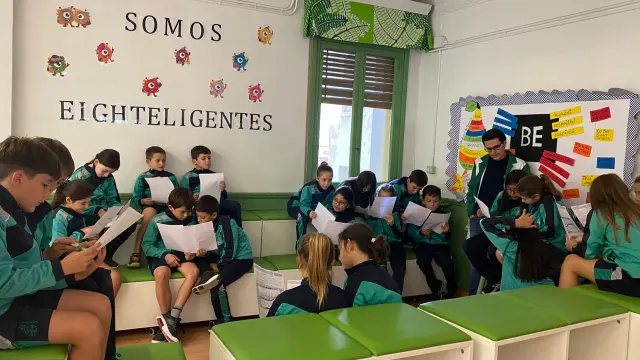 Varios alumnos de Primaria del colegio Cardenal Xavierre-Fesd de Zaragoza durante una práctica en el aula para prevenir el acoso escolar.