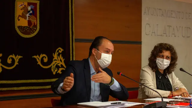 El actual portavoz socialista, Víctor Ruiz, y la nueva candidata, Sandra Marín, en un acto de diciembre de 2021
