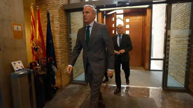 El alcalde de Zaragoza, Jorge Azcón, a su llegada este jueves a las Cortes para asistir al debate sobre el estado de la Comunidad.