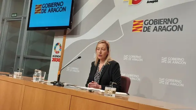 La consejera de Economía Marta Gastón en la valoración de datos del paro hoy en el edificio Pignatelli de Zaragoza.