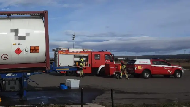 Intervención de los bomberos en el accidente del camión cisterna en Monreal.