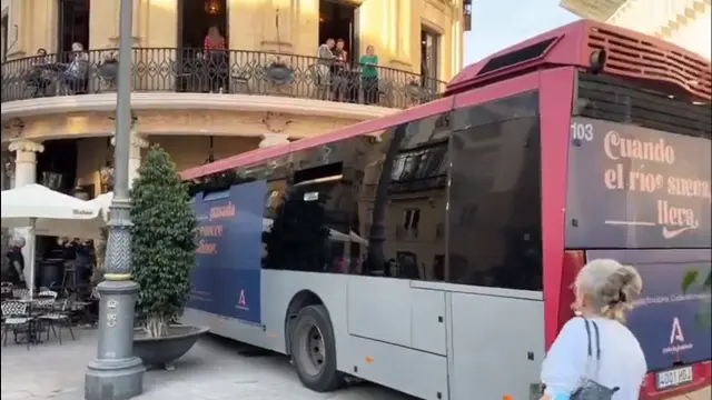 Un autobús urbano se estrella contra la fachada del emblemático edificio Gallo Azul de Jerez