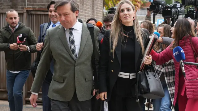 El actor Luis Lorenzo y su pareja Arancha Suárez a su llegada al Juzgado esta mañana.