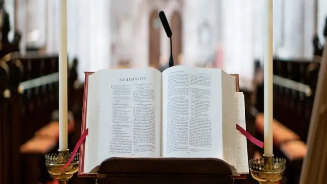 Foto de archivo de una biblia en una iglesia
