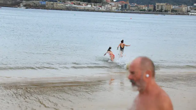 Gente en la playa de San Sebastián a finales de octubre.