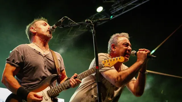 Mariano Gil (izquierda) y Nacho Jiménez (al micro) en un concierto de la actual gira de Tako, 'Aunque nos cueste la vida'.