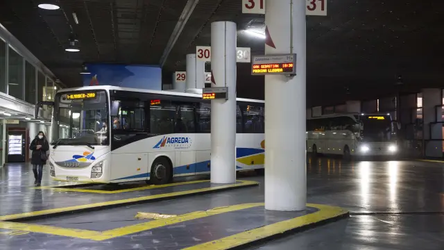 Un autobús recoge viajeros en las dársenas de la estación de Delicias.