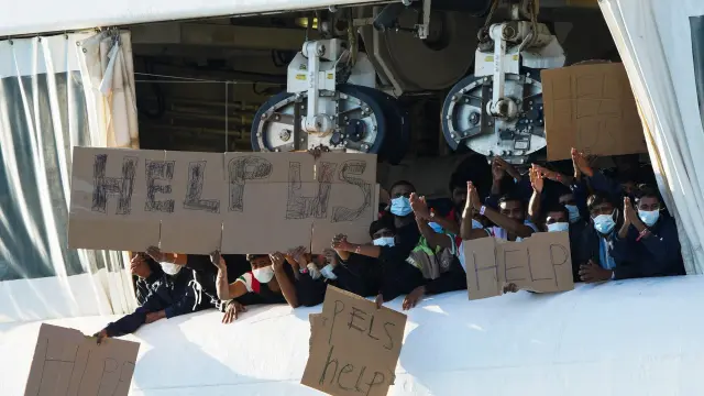 Migrantes del Geo Barents piden ayuda desde el interior de la nave