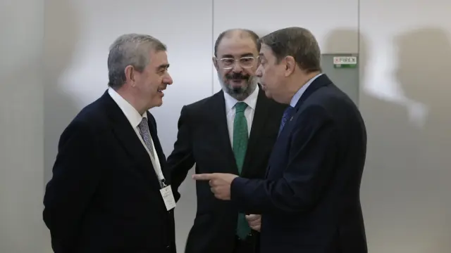 El ministro de Agricultura, Luis Planas, conversa con el presidente del Gobierno de Aragón, Javier Lambán y el presidente del Grupo Tervalis, Generoso Martín.