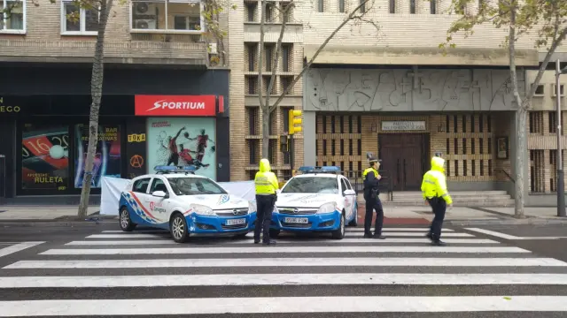 Agentes de la Policía Local de Zaragoza en el lugar del atropello.