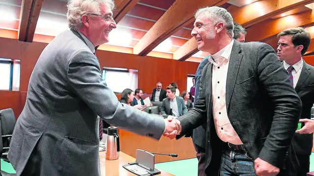 El consejero Joaquín Olona saluda a Ramiro Domínguez, diputado de Ciudadanos.
