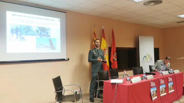 Santiago Gómez, guardia civil y capitán del Greim durante las VII Jornadas de Derecho y Montaña