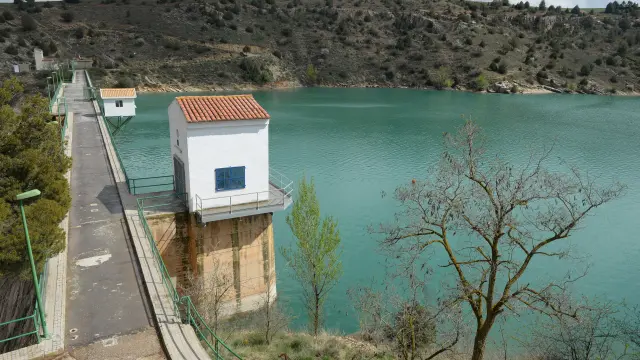 El pantano del Arquillo está situado en el río Guadalaviar, aguas arriba de Teruel.