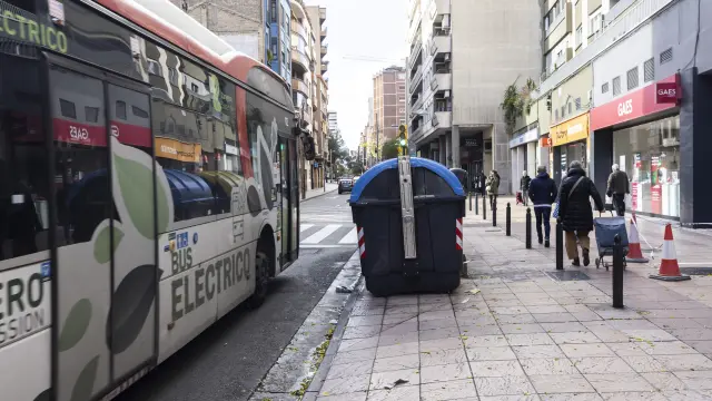 El paso de peatones situado a la altura del número 31 del paseo de Teruel, oculto en parte por los contenedores de basura.