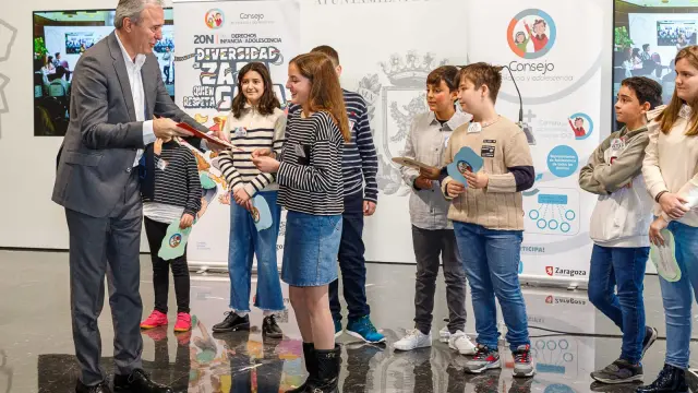El alcalde de Zaragoza, Jorge Azcón, junto a los niños que han participado este sábado en el consejo.