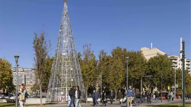 El árbol de Navidad de la plaza Paraíso de Zaragoza preparado para el encendido de luces