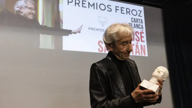 José Sacristán observa el Augusto de Honor del Festival de Cine de Zaragoza que ha recibido en la Filmoteca.