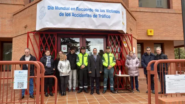 Concentración a las puertas de la Jefatura Provincial de Tráfico de Teruel.