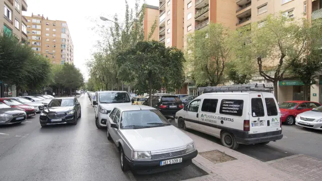 El nuevo carril bici de avenida Pirineos de Huesca es uno de los más polémicos ya que eliminará toda la zona central de aparcamiento.