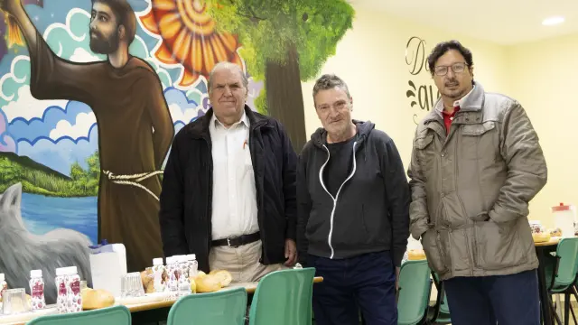 José Antonio Muñoz, Isidro Sánchez y Jimmy Buttgen, en el comedor del Centro Social de San Antonio de Padua.