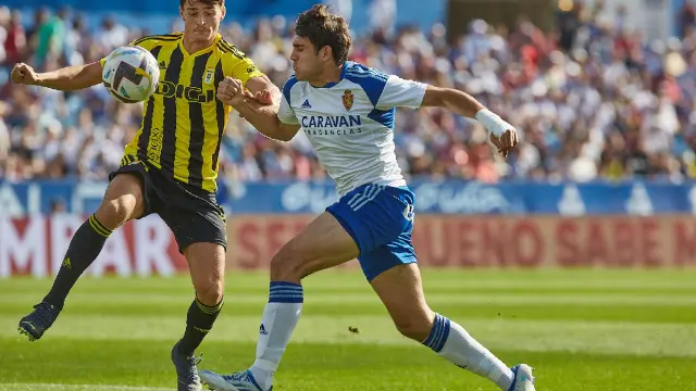 Azón, en la acción en la que anotó su único gol de este curso, ante el Oviedo en La Romareda.