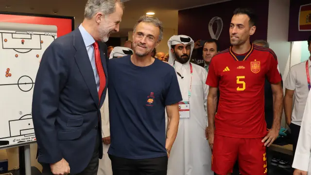 Felipe VI (i) felicita al seleccionador español, Luis Enrique (c), tras el partido este miércoles en el estreno de la selección