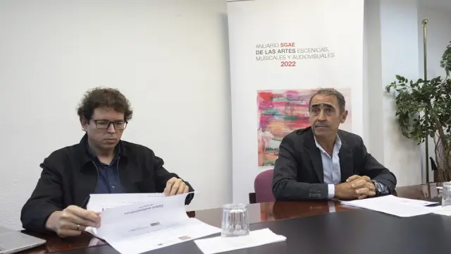Rubén Gutiérrez (izquierda), director de la Fundación SGAE, junto con el responsable de SGAE en Aragón, Joseba Palacios.