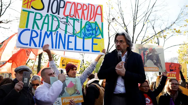 El político Aymeric Caron en una manifestación en contra de las corridas de toros