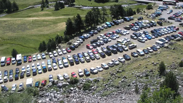 El aparcamiento del Vado se llena en verano ya que es punto de partida a numerosas rutas.
