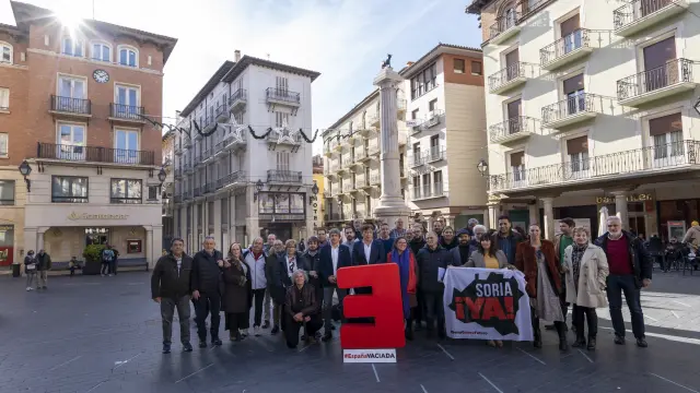 Representantes de la Federación de Partidos de la España Vaciada, en la plaza del Torico de Teruel.