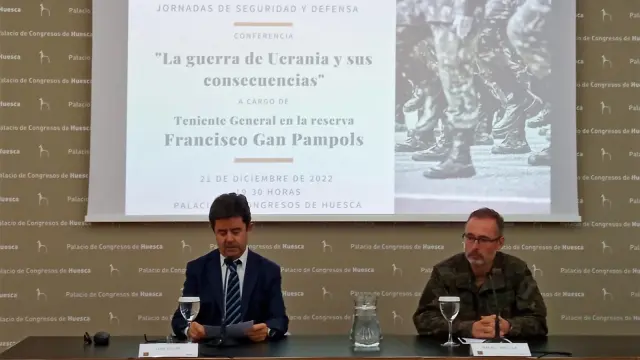 El alcalde de Huesca, Luis Felipe, y el el subdelegado de Defensa en Huesca, el coronel Rafael Matilla.